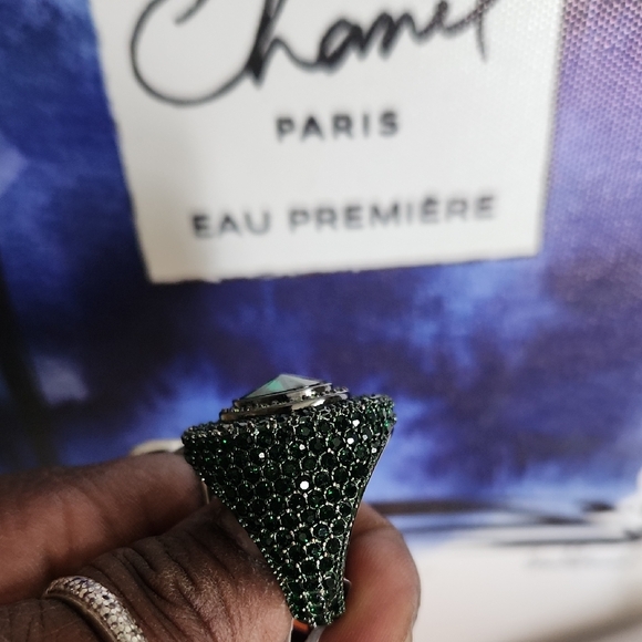 Kurt Geiger 3 Greens Stone Ring SIZE 8 NWT - Picture 5 of 6